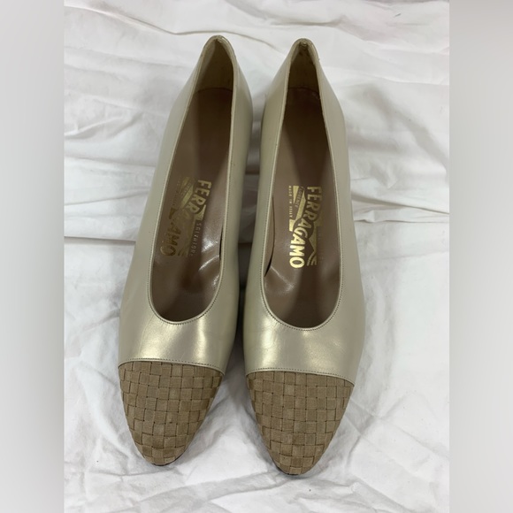 Vintage women metallic pearl SALVATORE FERRAGAMO heels pumps 8.5 AA - Picture 2 of 12